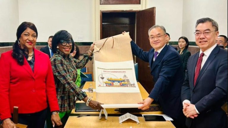 Dem mayor’s spox defends meeting with controversial Chinese diplomat who praised CCP