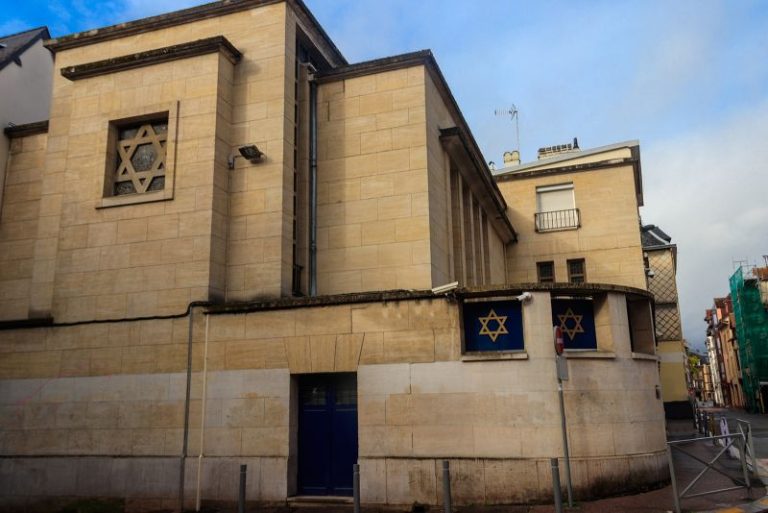 Police shoot dead armed attacker who started fire in Rouen synagogue